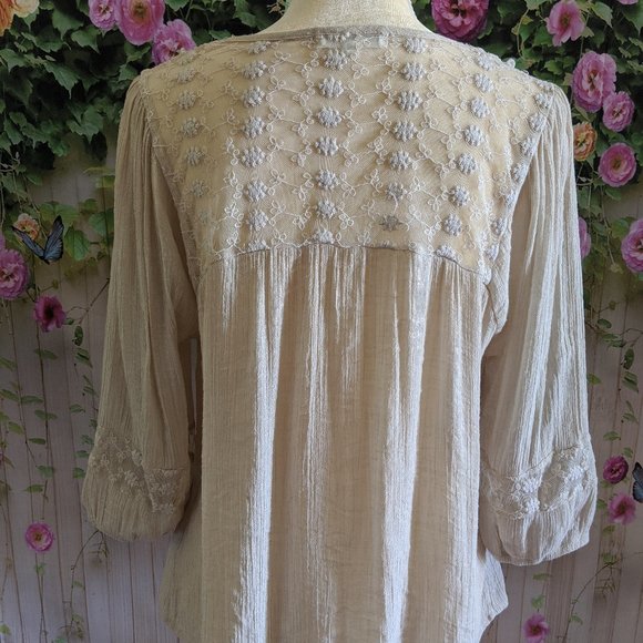 ~SOLD~ Lace and Crochet Blouse Size Medium - Picture 4 of 7